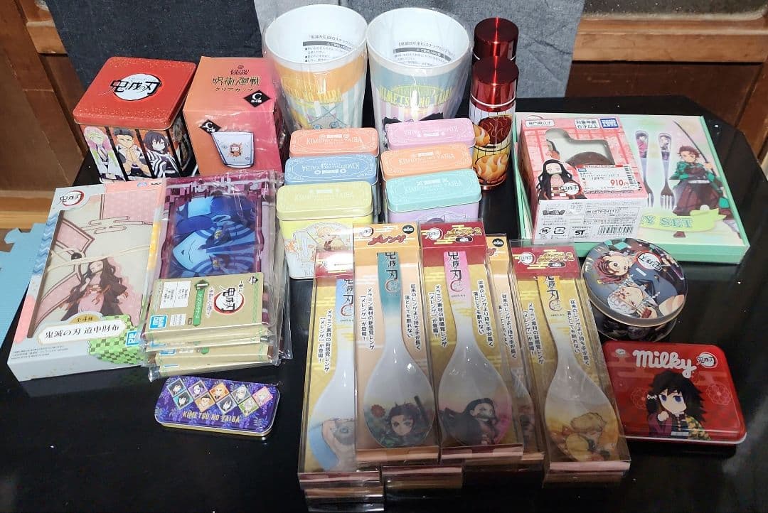 出售《鬼灭之刃》周边商品