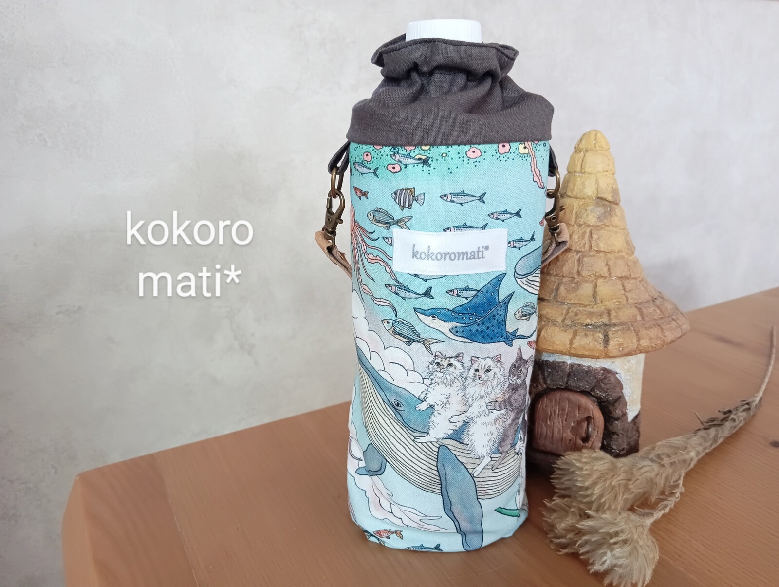【再贩8✨️】超人气🐾旅行中的猫〜鲸鱼与太空漫步🐋可水洗、兼具保冷保温功能的宠物水壶套/水瓶保护套✨️童话国度的猫咪与伙伴们×炭灰色 新学期 夏季 猫 鲸鱼 鱼 (*˘︶˘*)