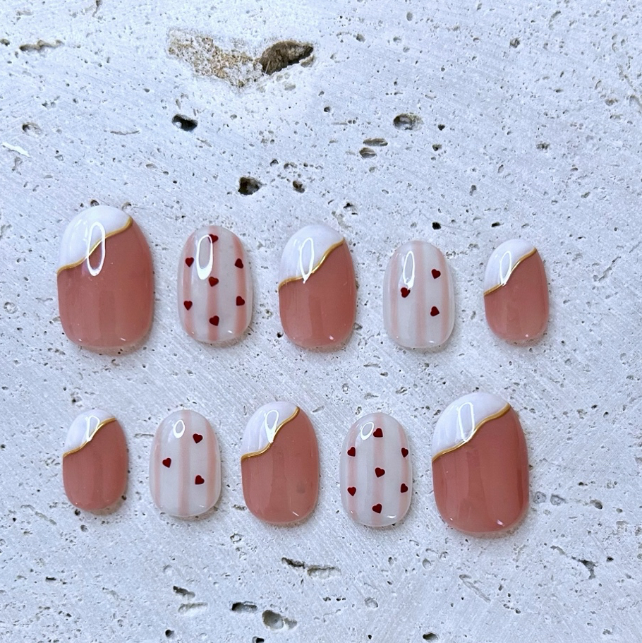 All items available in custom sizes with free shipping. Heart-striped design combining charm and elegance—10-piece set, plus a free gift. Nail tips