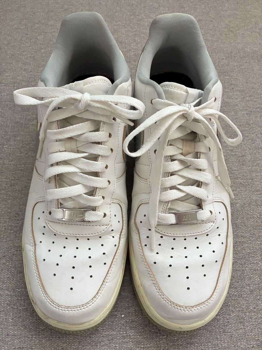 NIKE AIR FORCE 1 耐克 Air Force 1 白色运动鞋