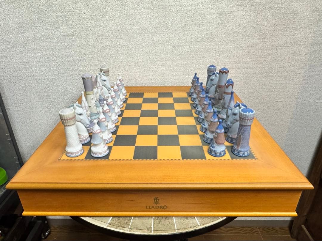 【稀有极品】LLADRO 高级陶瓷国际象棋套装，含木制棋盘与收纳盒，西班牙制造