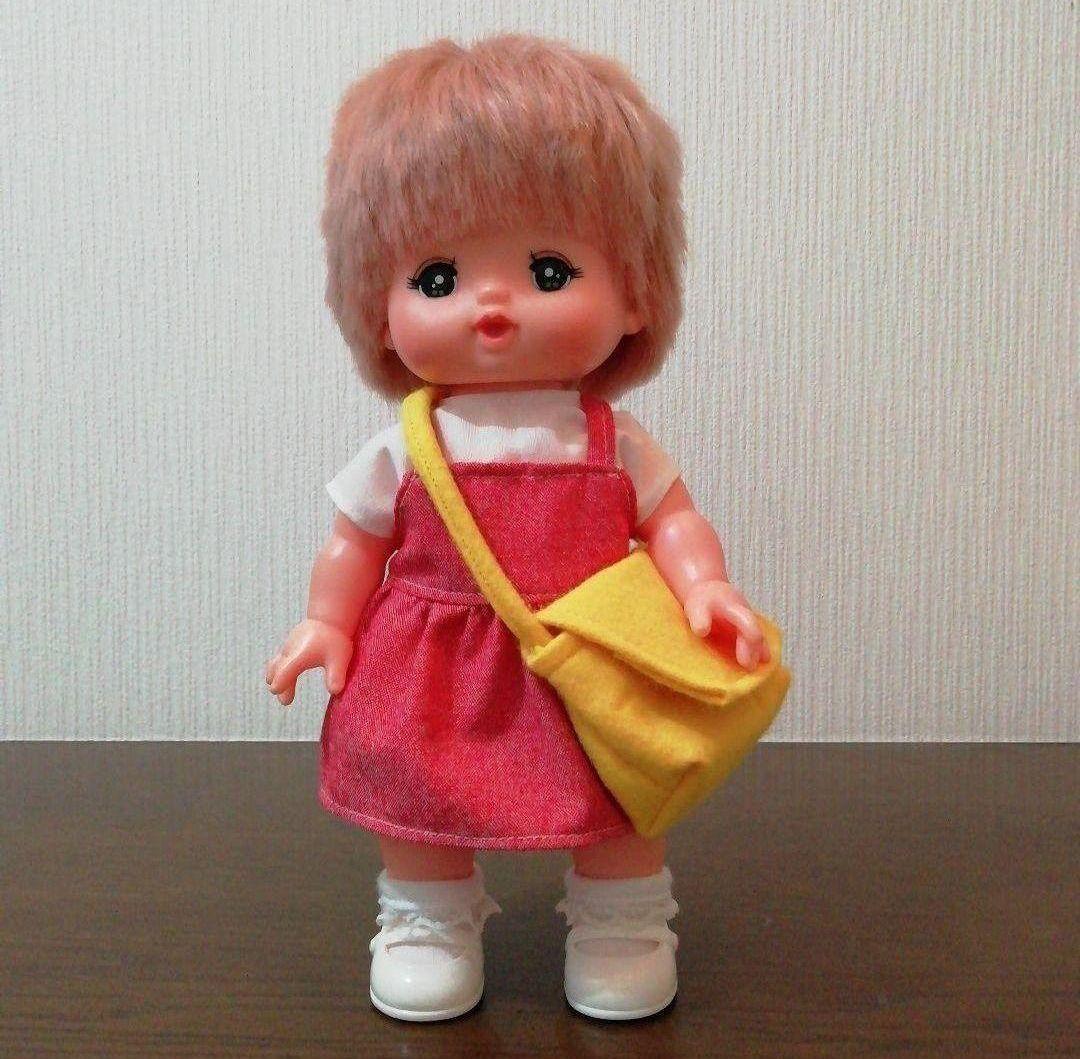 Merchan Red Solid Skirt with Applique, White Short-Sleeve Shirt, and Yellow Shoulder Bag - 920 Yen