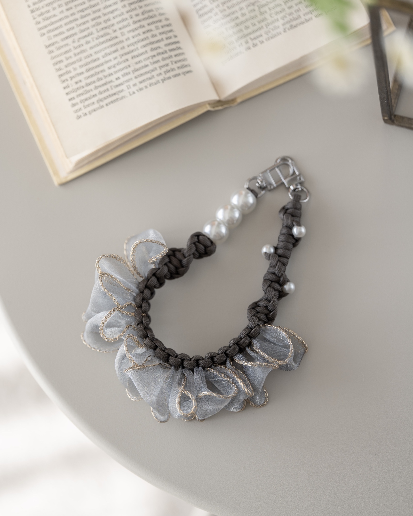 《特集刊登》大人可爱的智能手机手机链 | 深棕色 | 珍珠 | 高雅 | 黑色 | 灰色 | 可爱 | 褶边 | 礼品 | 简单