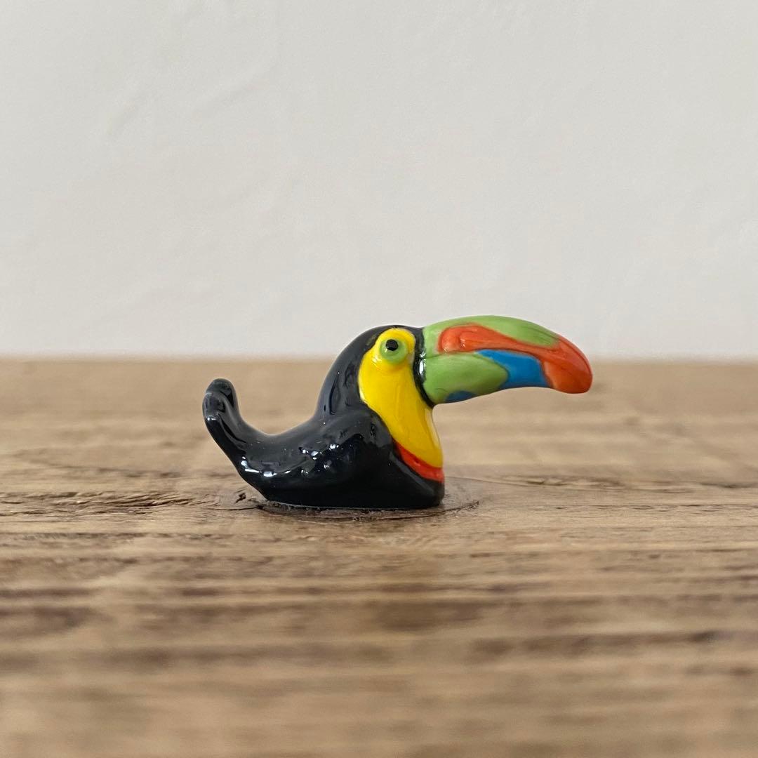 [Anonymous Shipping] Vintage Feve Colorful Macaw ⑧