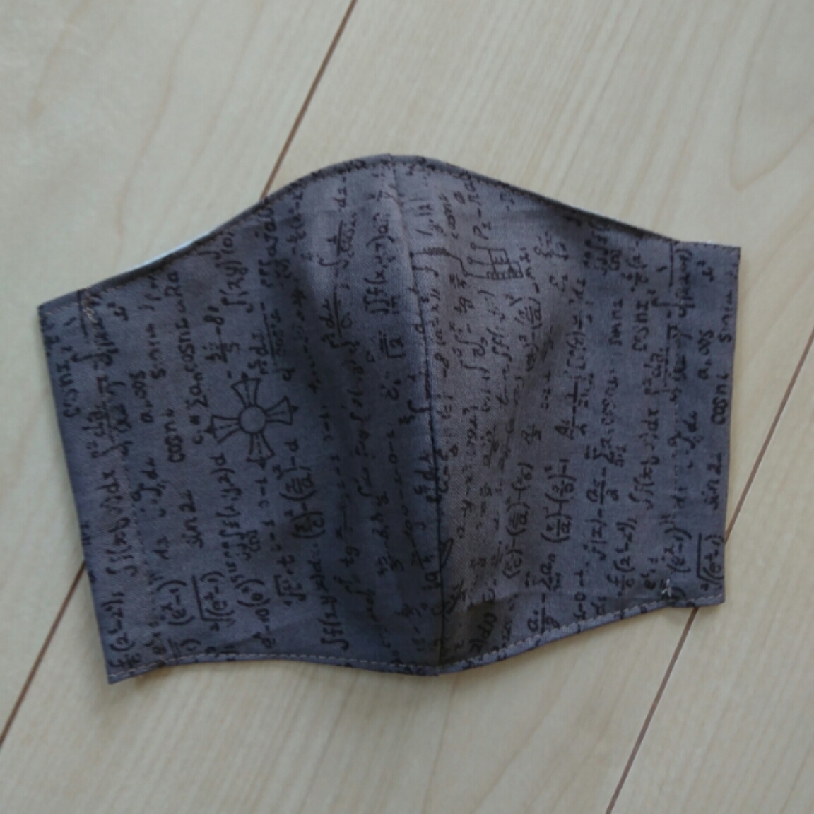 【再次发售】💖男士商务时尚立体口罩·带铁丝(茶色·数字图案·男士M~L·采用接触凉感双层纱布)🍀适合搭配西装·办公场合·敬老节·父亲节·送给丈夫·作为礼物