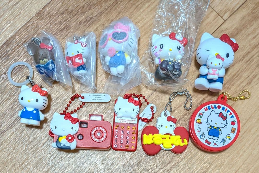 Hello Kitty Miniature Charm Set