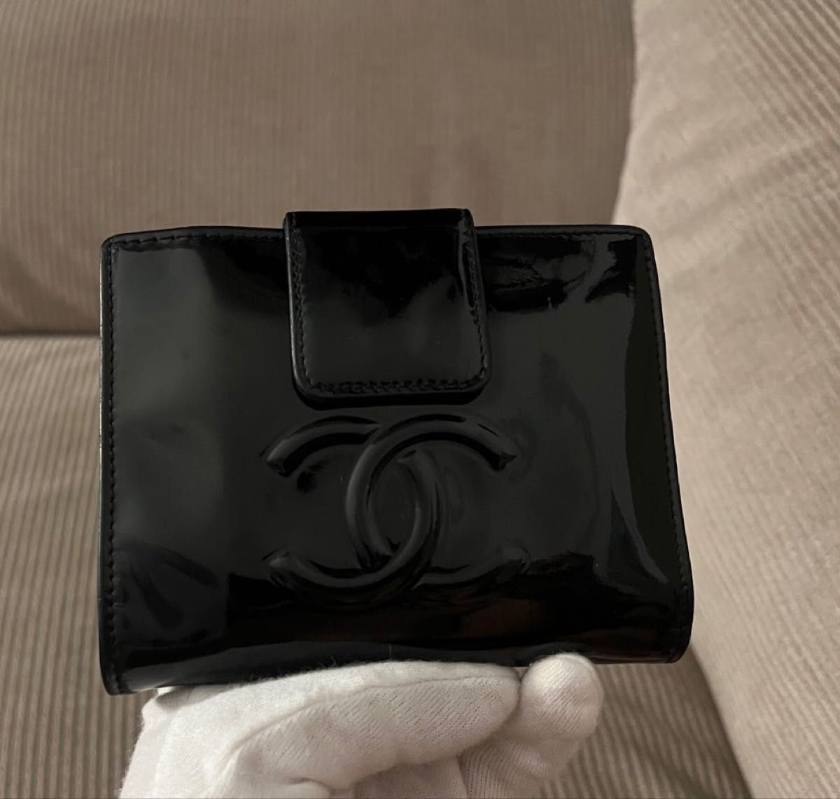 Authentic product: Chanel Coco Mark Camellia Nécessaire Bifold Wallet, Black