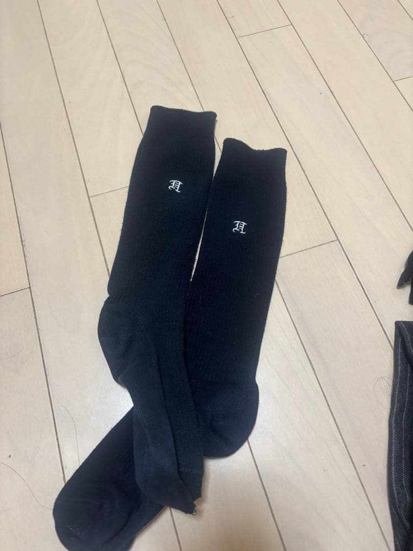 H字母刺绣女士袜黑色破洞款