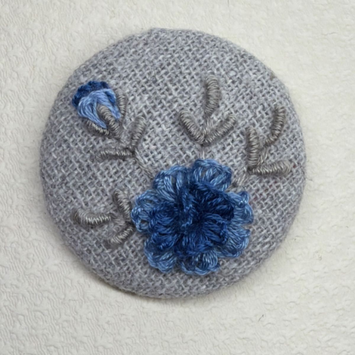 刺繍ブローチ268 オリジナル ハンドメイド 手刺繍 くるみボタン 立体刺繍 ブルー&グレー