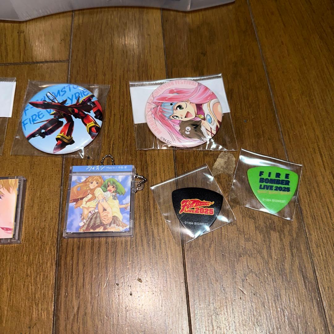 Macross Goods Bundle Sale: Can Badges and Keychains