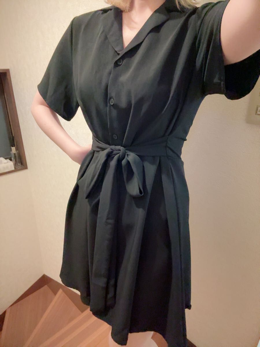 黑色短袖衬衫连衣裙,配有腰部蝴蝶结