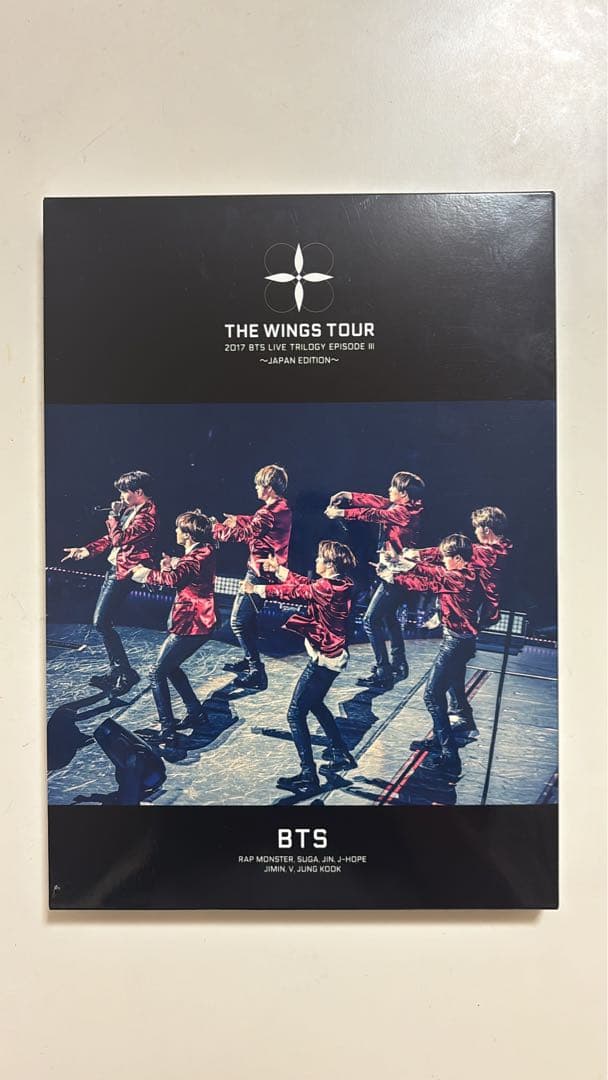 带BTS写真集和DVD的防弹少年团