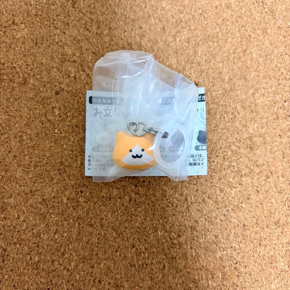 和乱七八糟的文具一起小猫