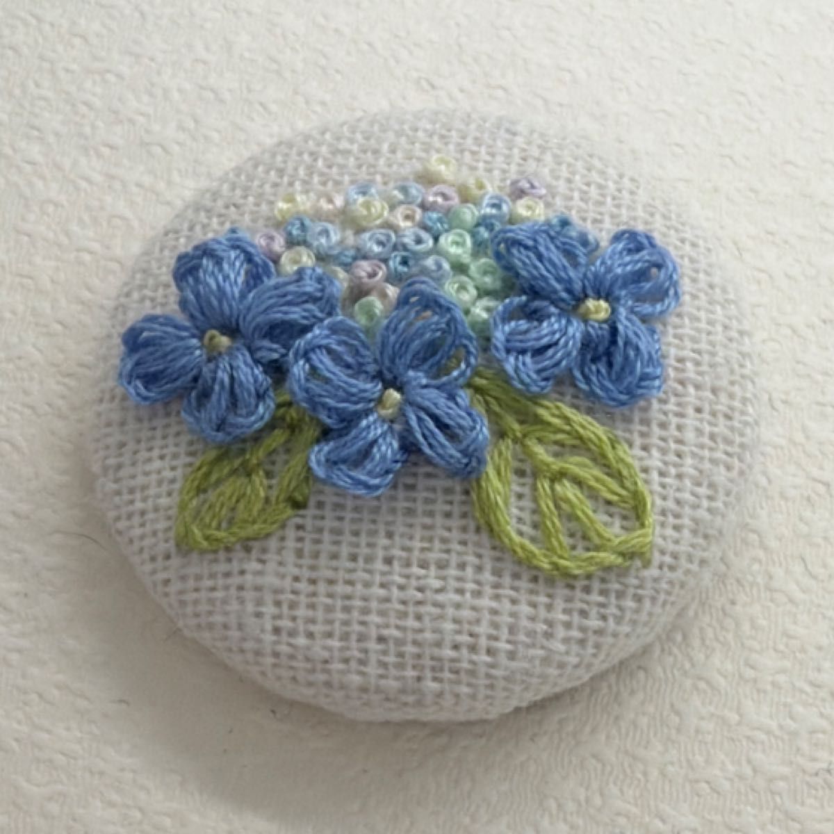刺繍ブローチ249 ハンドメイド 手刺繍 オリジナル くるみボタン 立体刺繍 紫陽花あじさい
