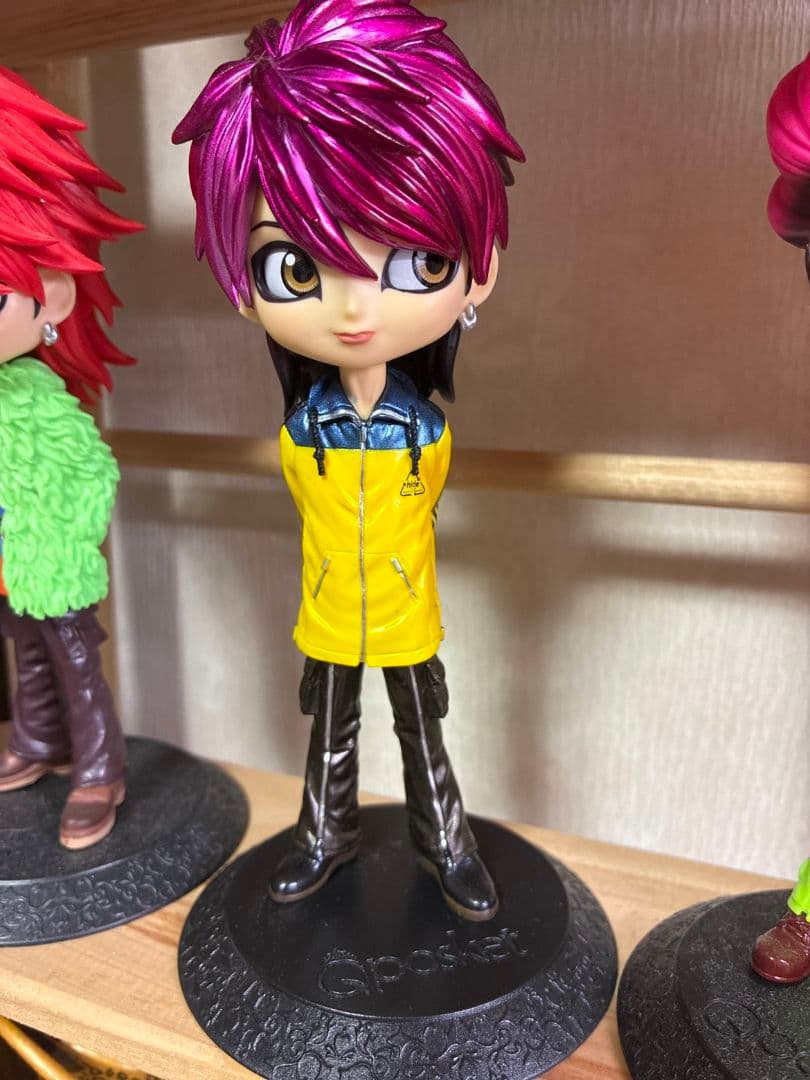hide Q posket hide Figure