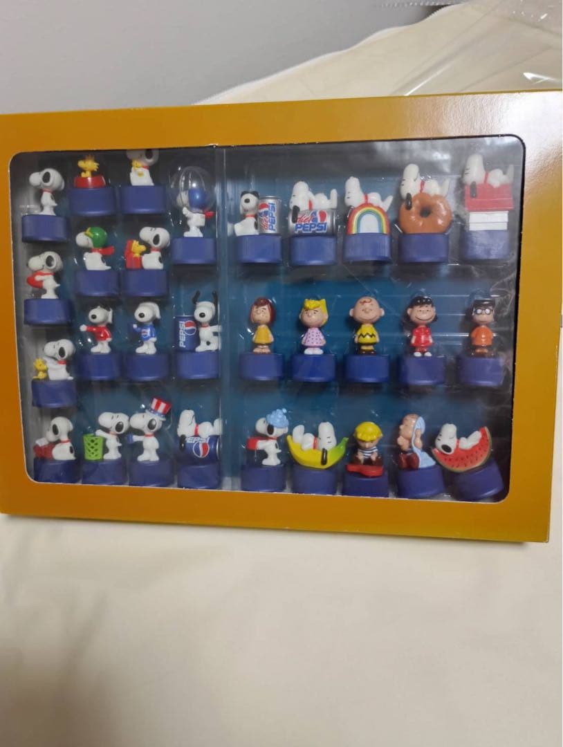 PEPSI Snoopy Bottle Cap Figure Collector Box