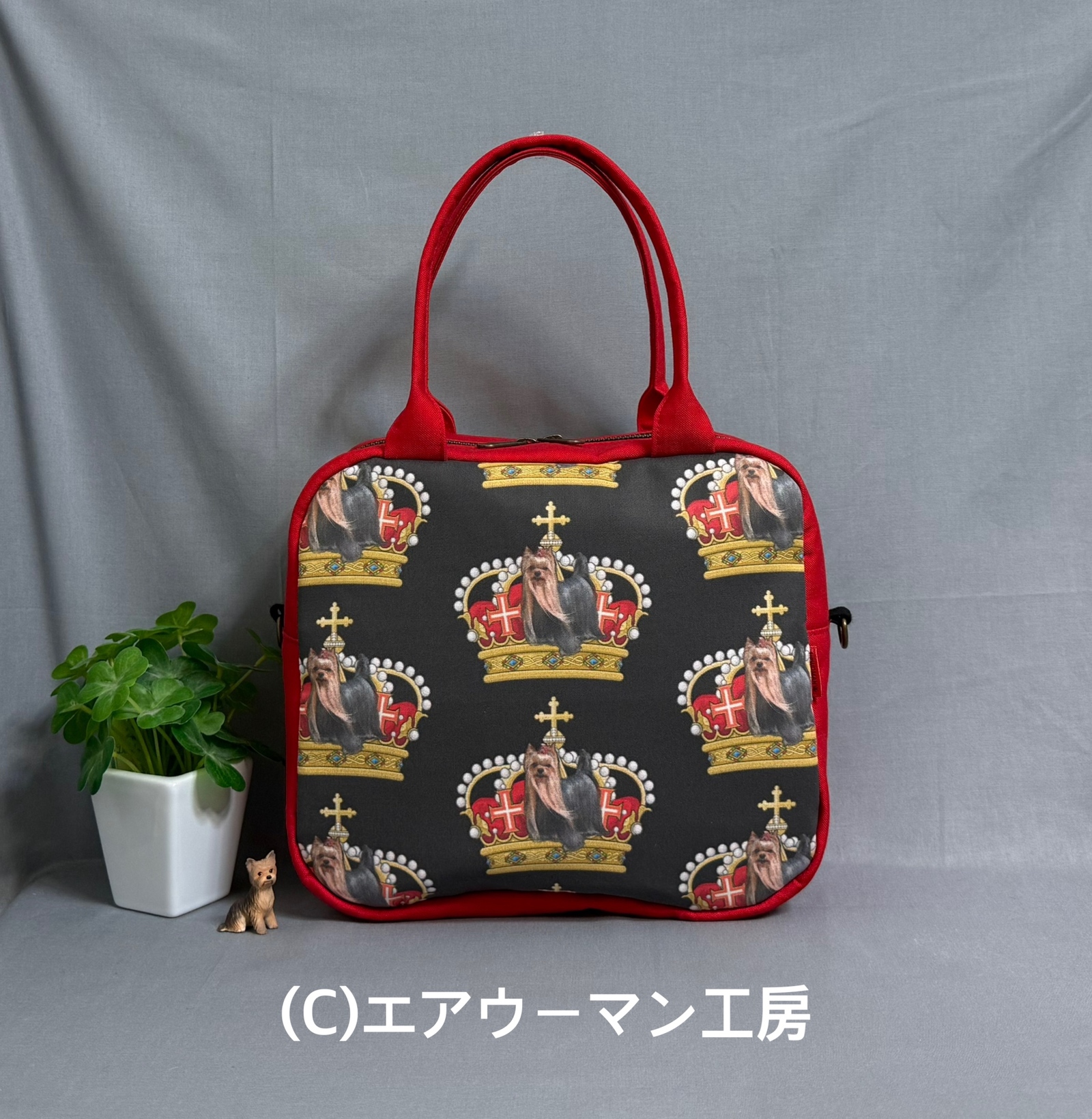 👑采用约克夏梗图案的进口面料与红色11号帆布制成的双开拉链方形迷你波士顿包