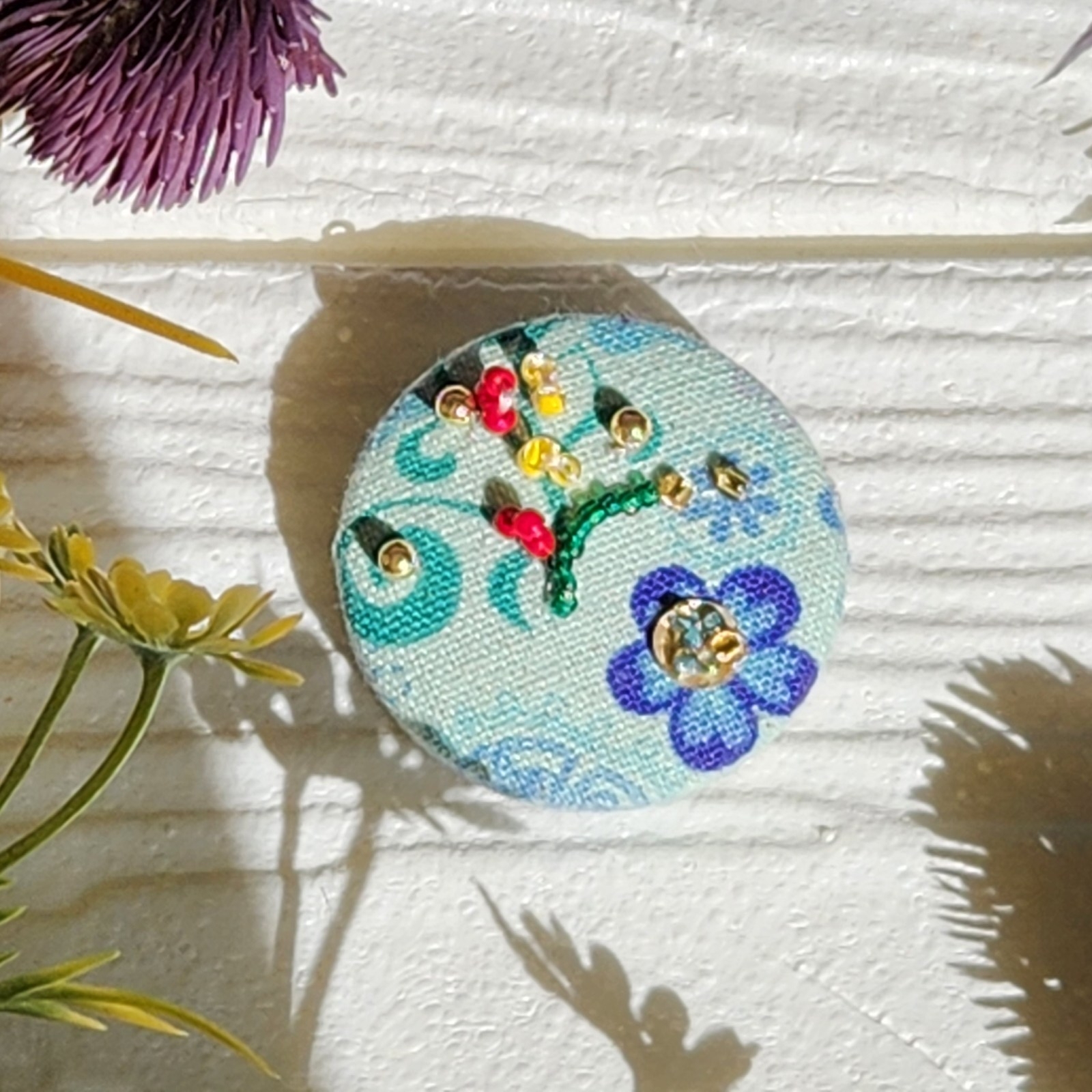 蓝色的花和果实的核桃胸针