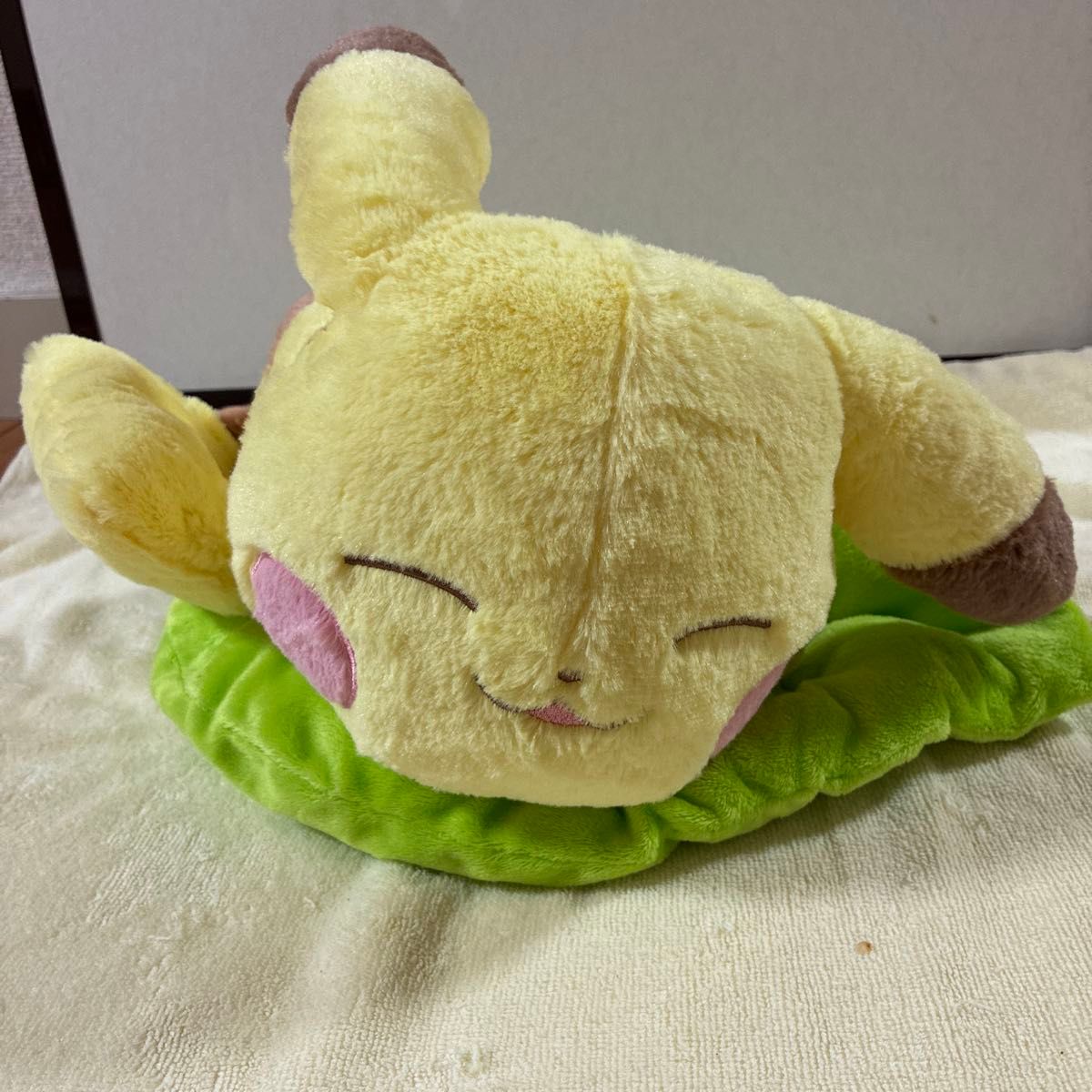 宝可梦 皮卡丘 毛绒玩具 躺着姿势 带树叶