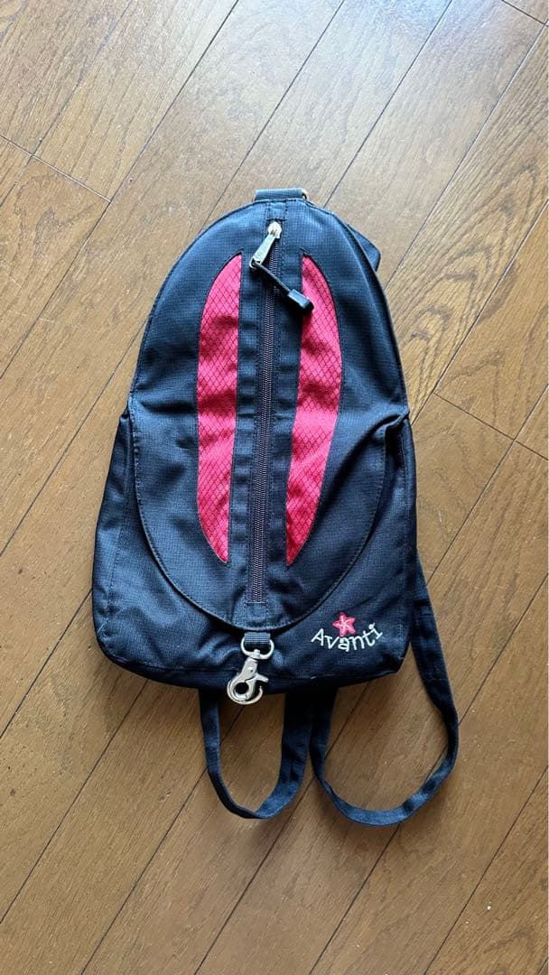 Avanti 黑色斜挎包