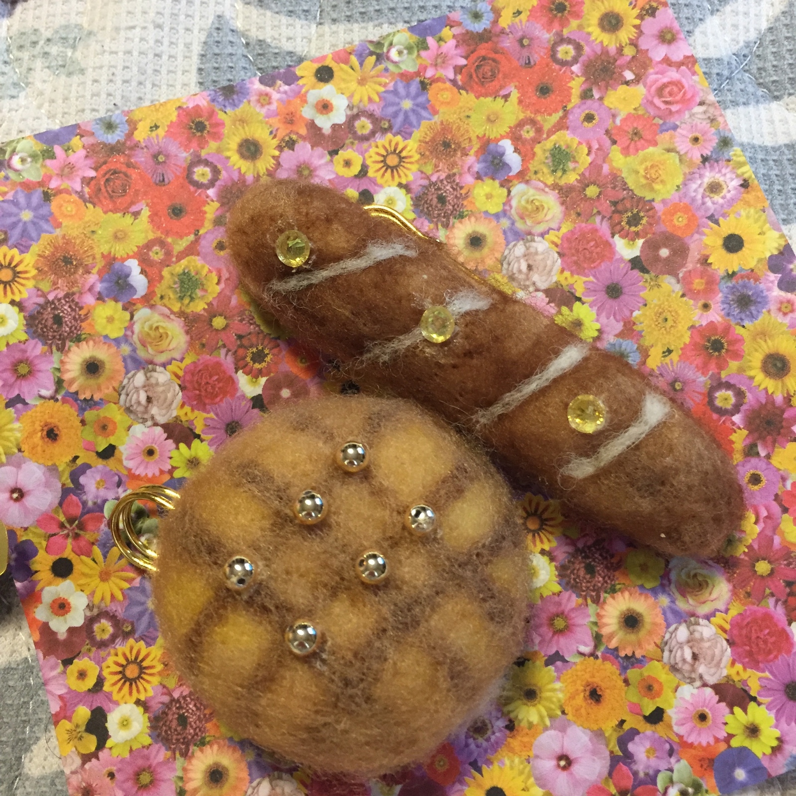 面包的佩钦扣和粉色可颂的发夹
