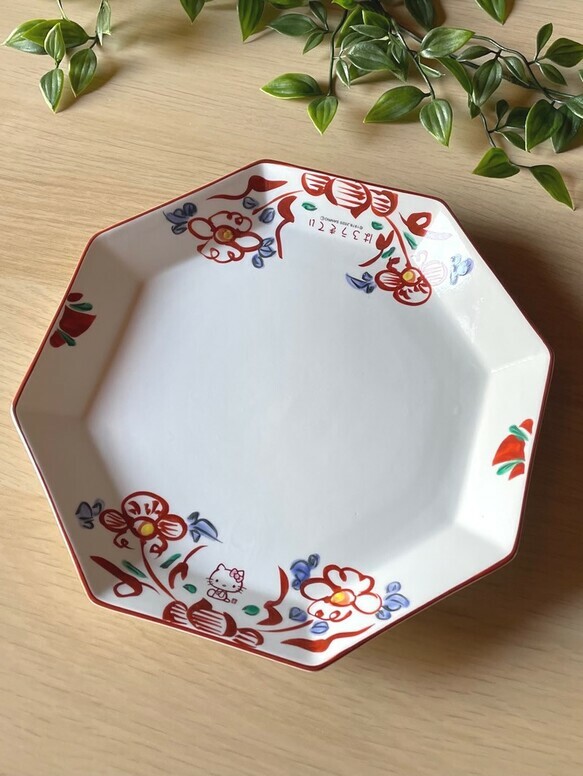 三丽鸥 “Hello Kitty” × 麦山窑八角盘22cm-Hello Kitty红