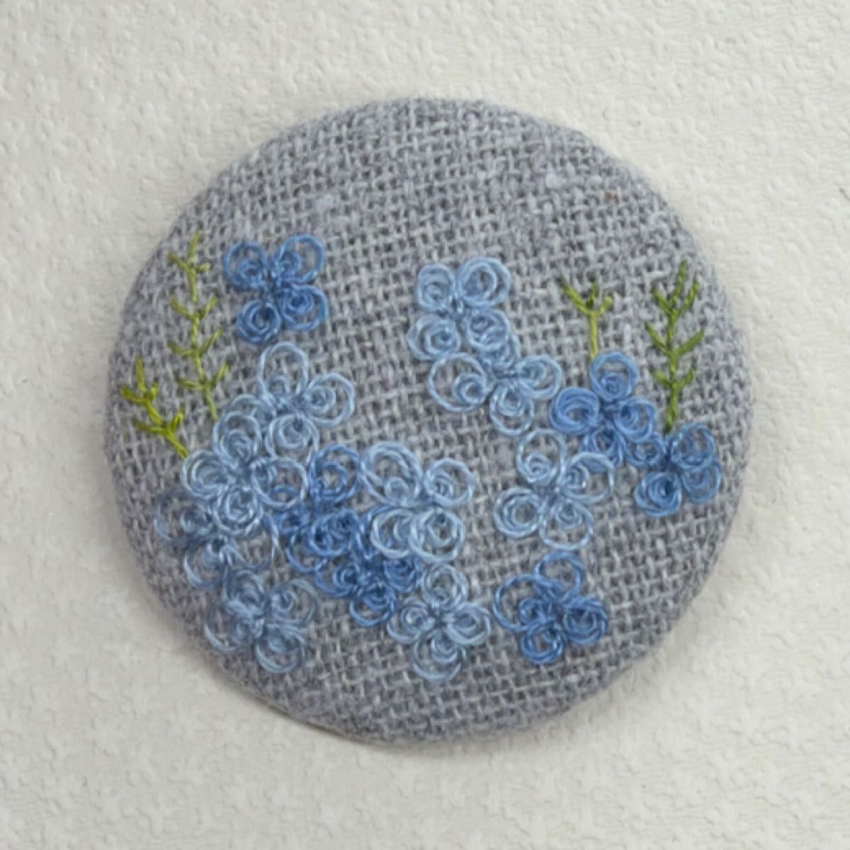 刺繍ブローチ267 オリジナル ハンドメイド 手刺繍 手作り くるみボタン