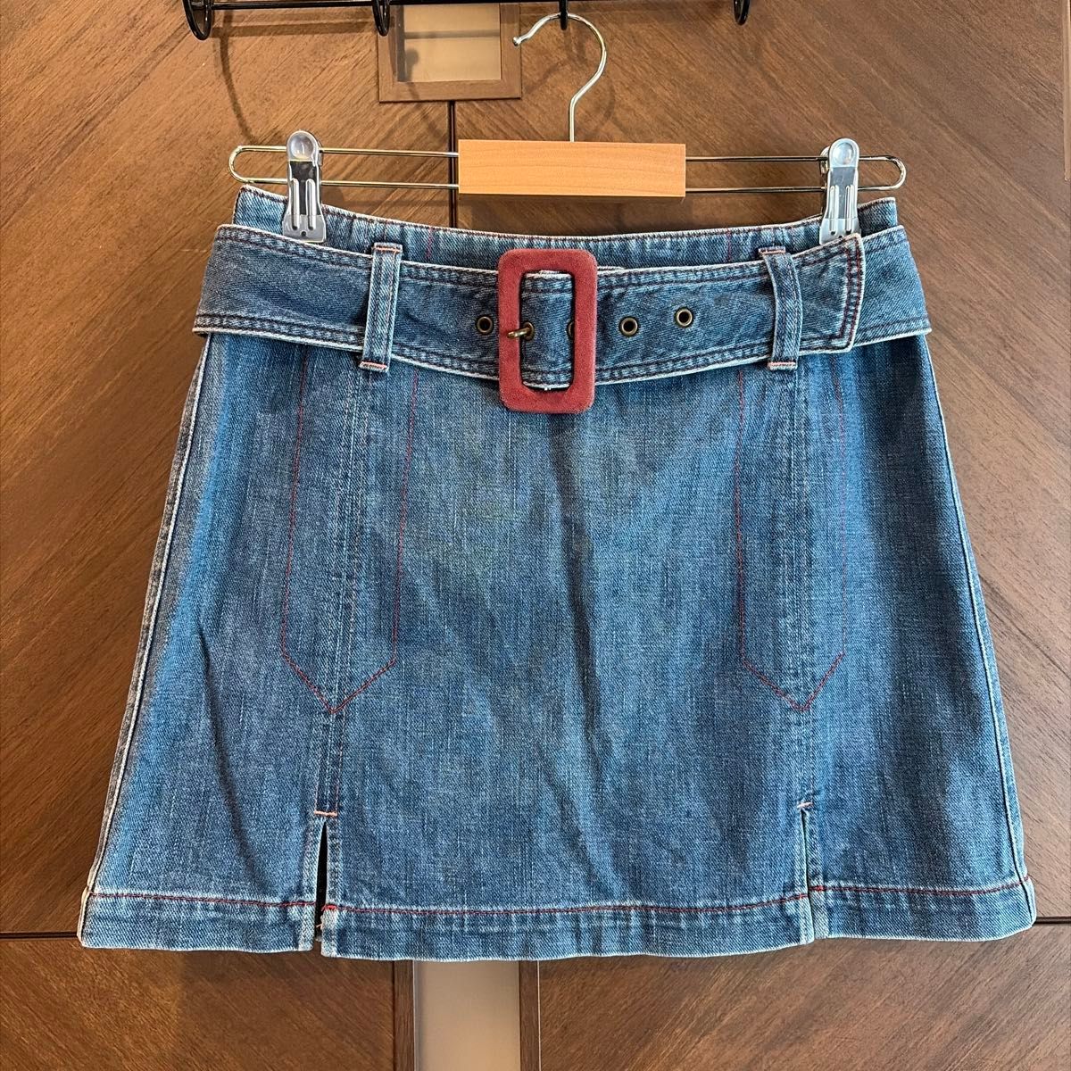 HystericGlamour带歇斯底里魅力牛仔布迷你裙带红色缝合缝