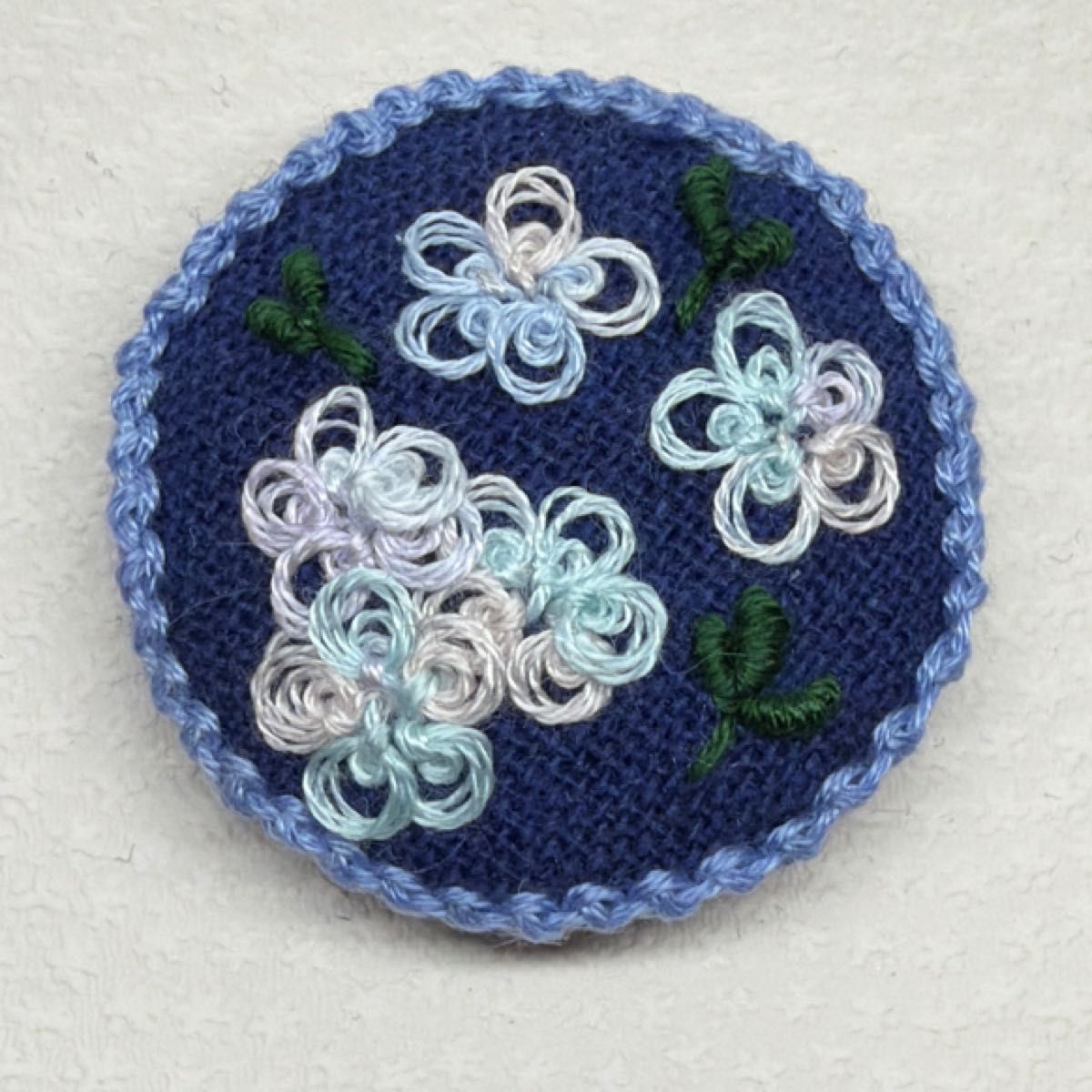 刺繍ブローチ242 オリジナル ハンドメイド 手刺繍 くるみボタン 花