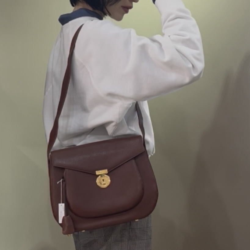 【萨尔瓦托·费拉加莫】2295 品质与功能之美。费拉加莫 金色钥匙挂饰五金皮革单肩包 复古品牌男士单肩包 日常穿搭中的复古风秋冬款