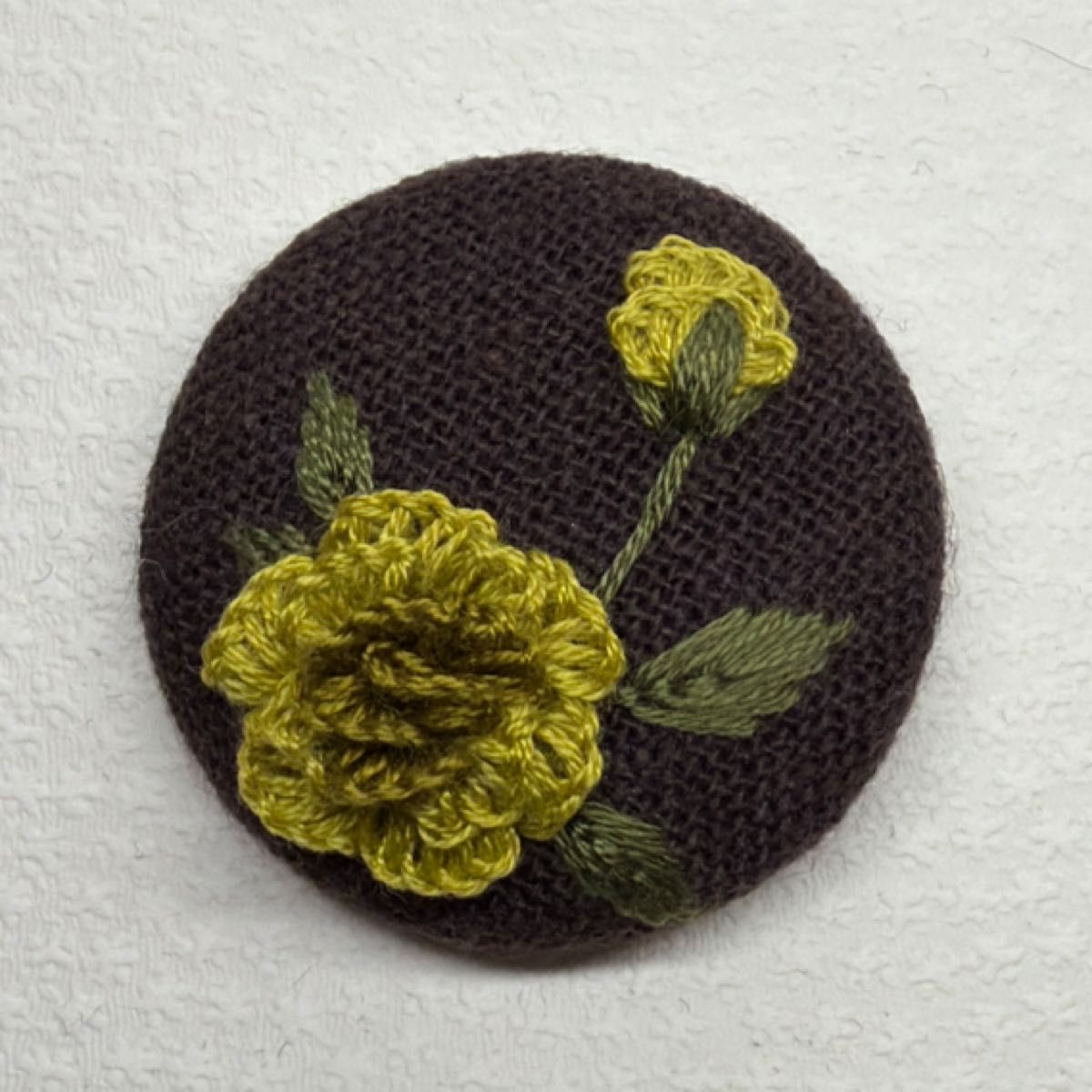 刺繍ブローチ291 オリジナル ハンドメイド 手刺繍 くるみボタン 立体刺繍 明るいオリーブ×ブラウン