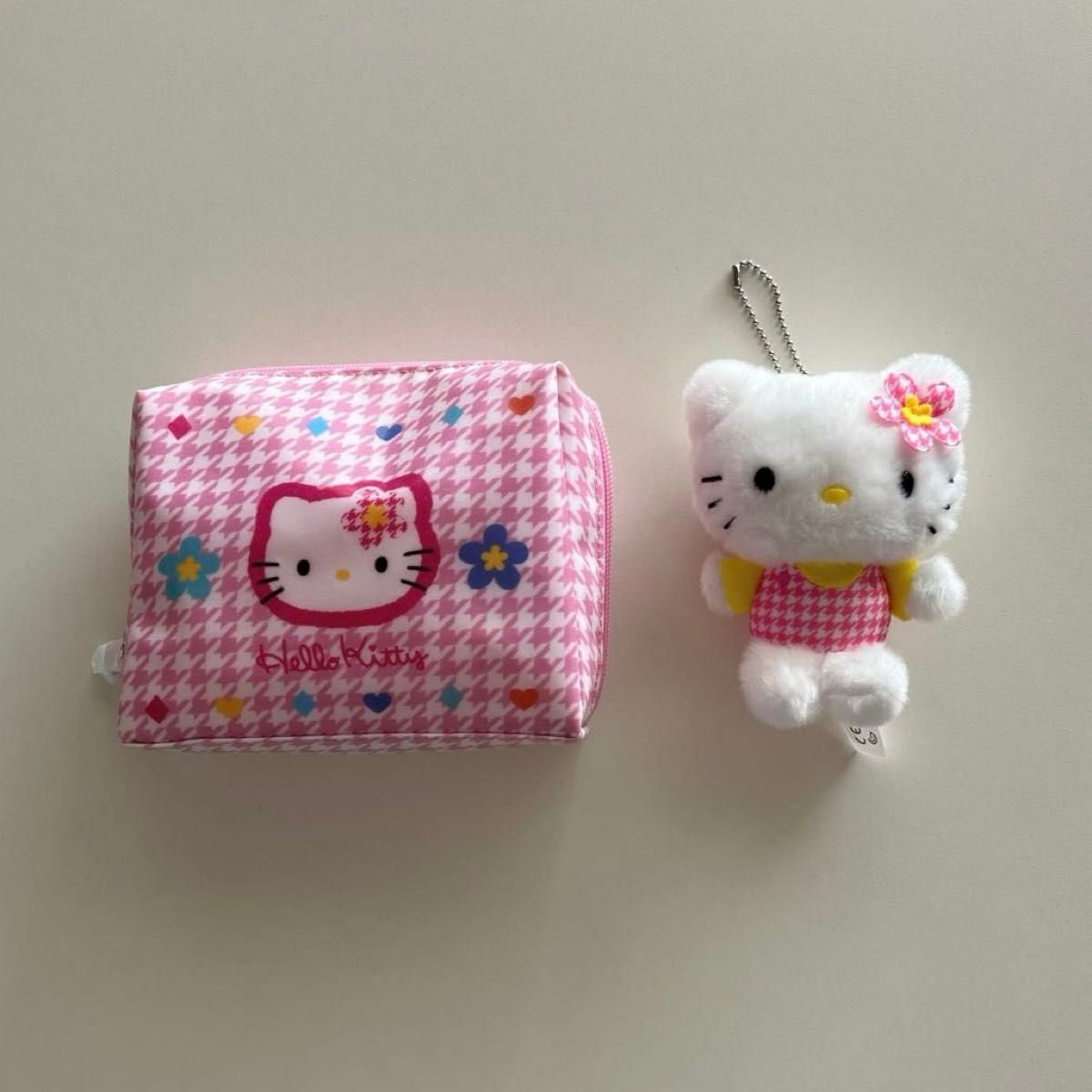 Sanrio 2023 Heisei Nostalgic Series Retro Heisei Girl Hello Kitty Mascot Holder & Pouch 2-Piece Set
