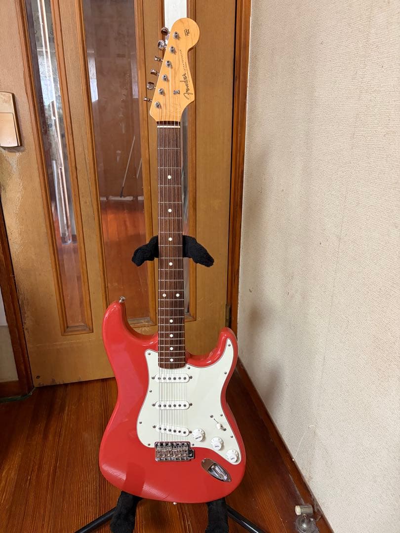 芬达Stratocaster Fiesta红，带琴臂，附芬达软琴盒