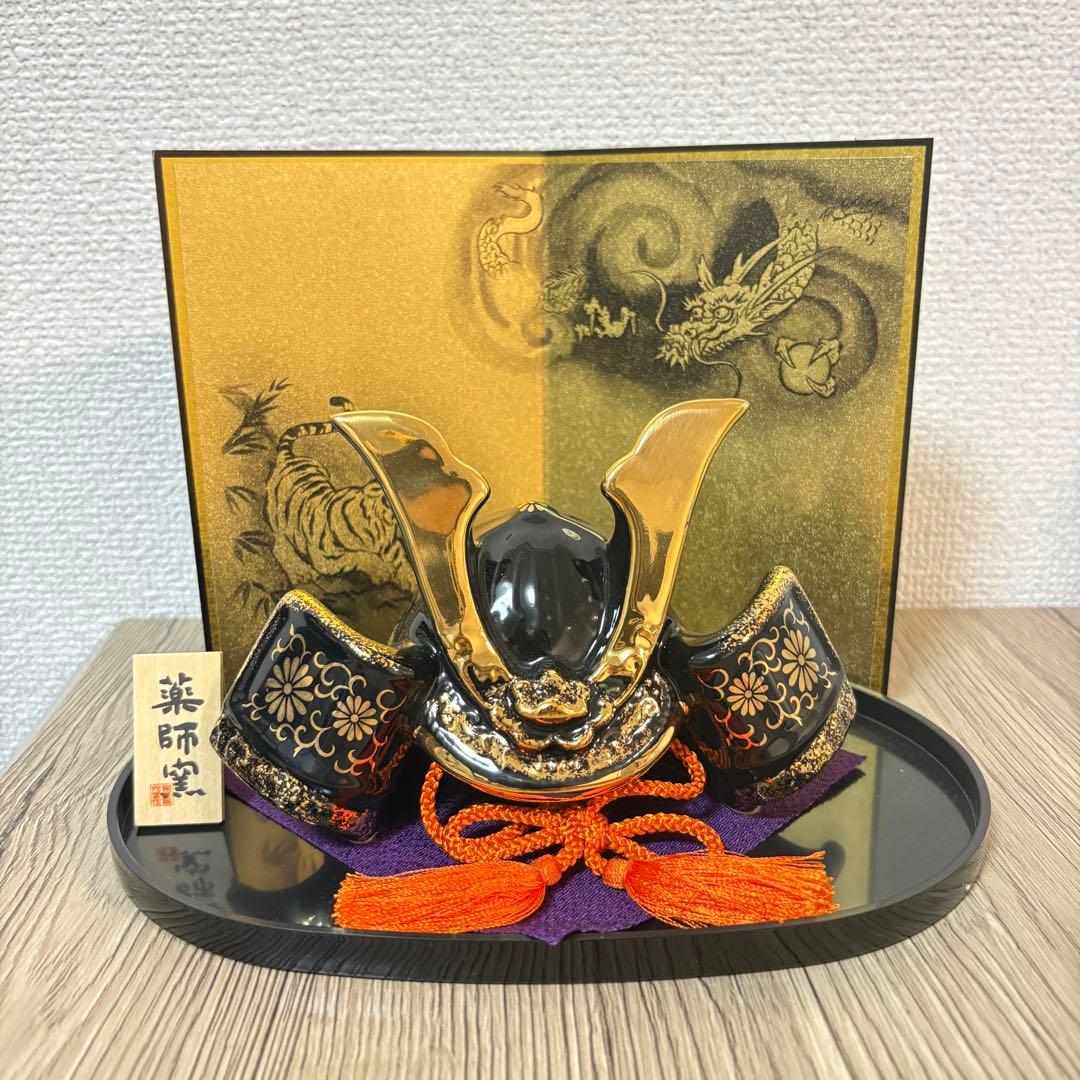 [Yakushi-yaki] May Dolls for Children's Day - Gold-Decorated Kabuto Helmet with Chrysanthemum and Vine Pattern, Accompanied by Dragon and Tiger Folding Screen