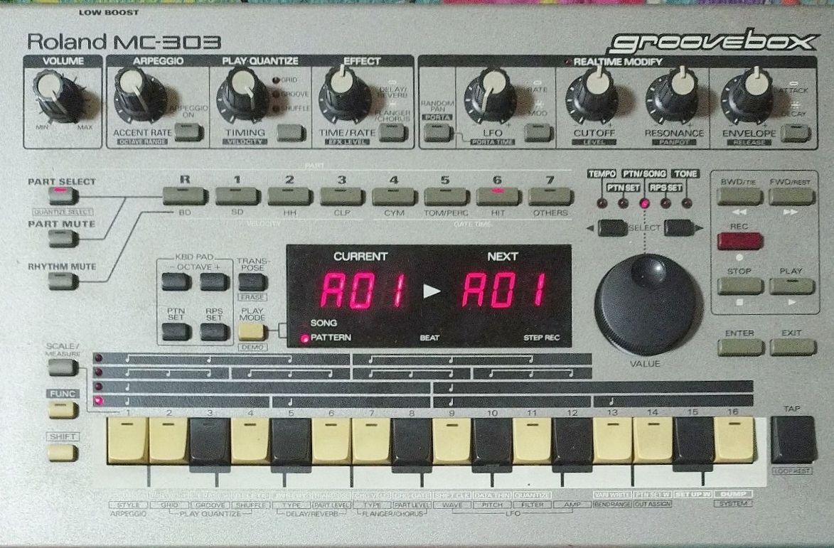 Roland MC-303 Groovebox シーケンサー グルーヴボックス