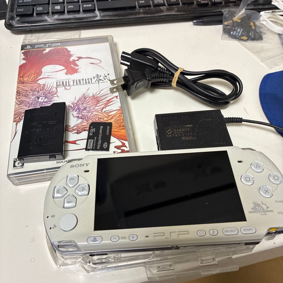 PSP-3000 White 20th FF Collection Official Set
