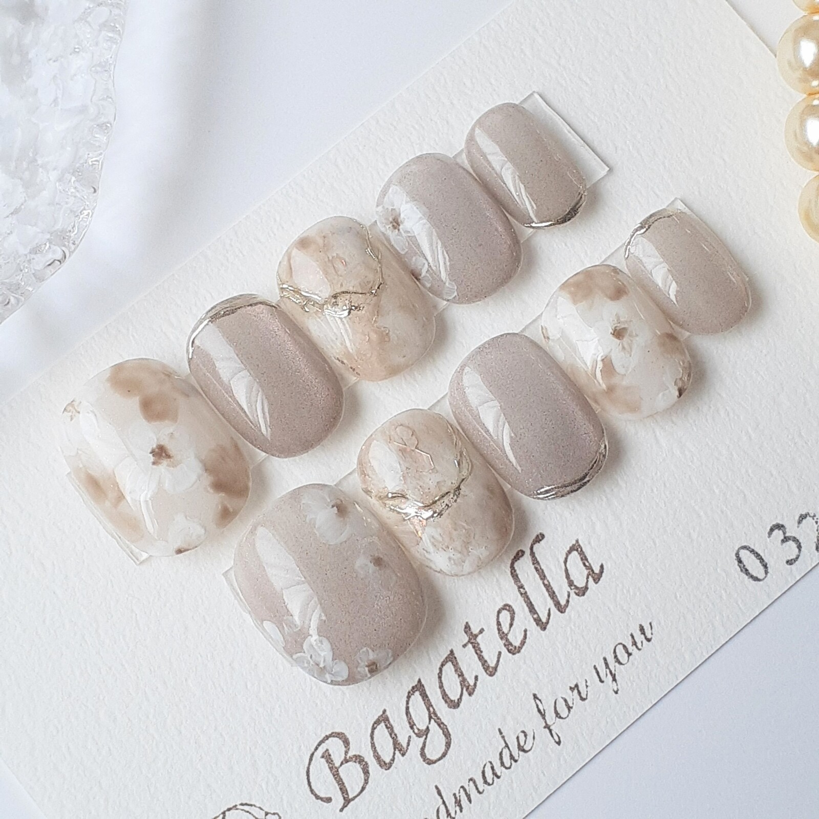 《【Actual item】Gray flower simple modern micro-particle magnet floral nail tips - berry short