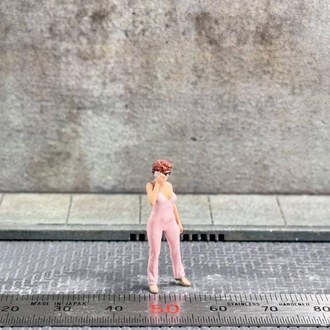 【CJ-705】1/64 比例 用手机交谈的女性 手办