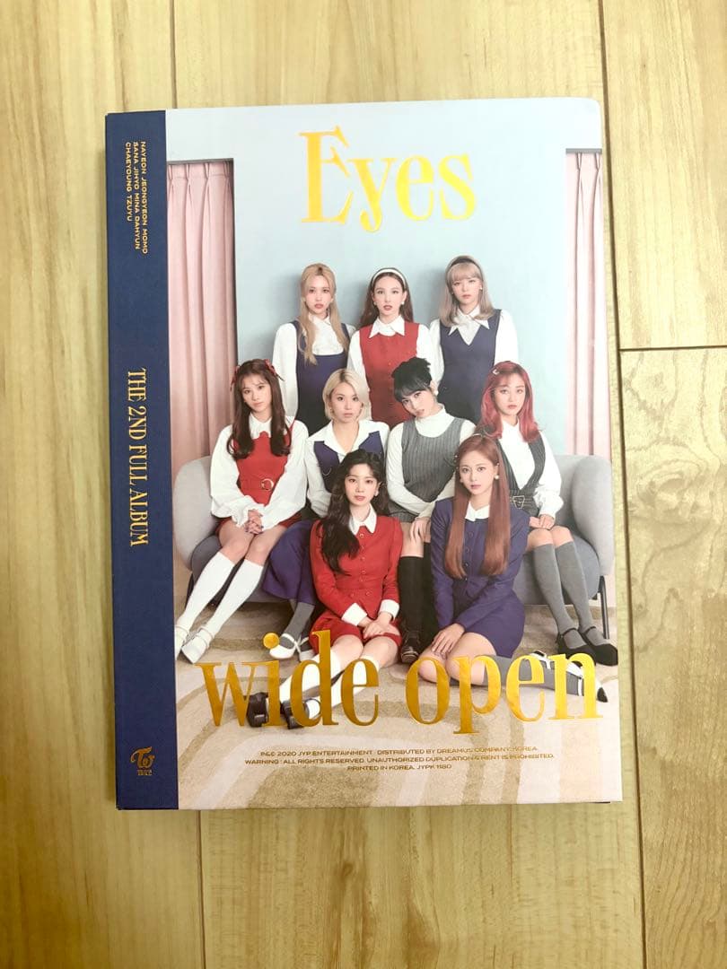 TWICE 双眼圆睁