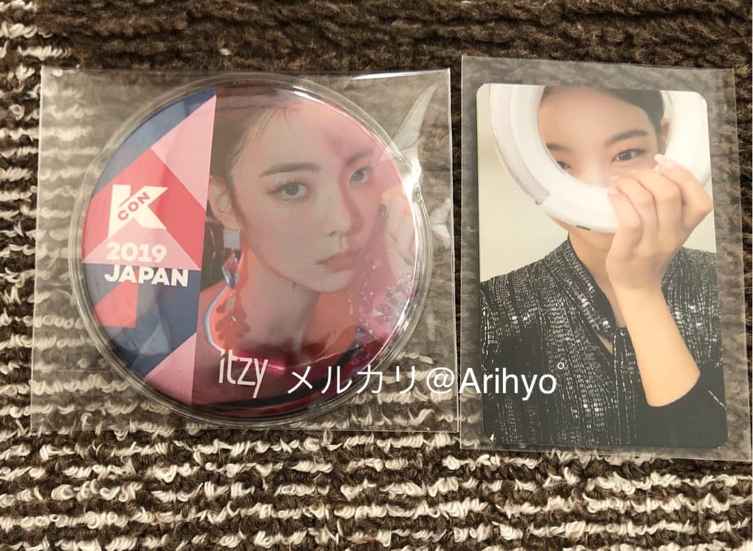 ITZY rear KCON can badge + pen light treka