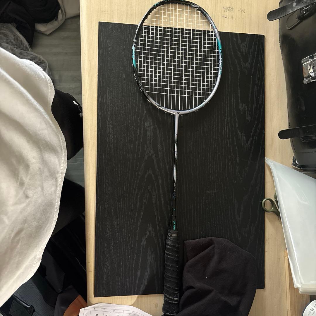 折断的YONEX ASTROX羽毛球拍