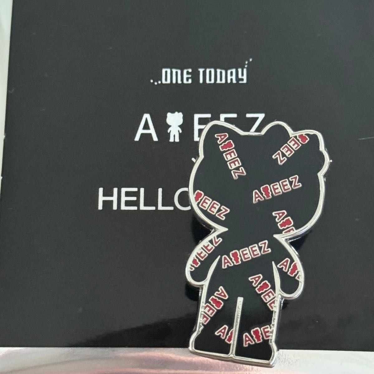 ATEEZ × HELLO KITTY别针徽章CAPSULE TOY