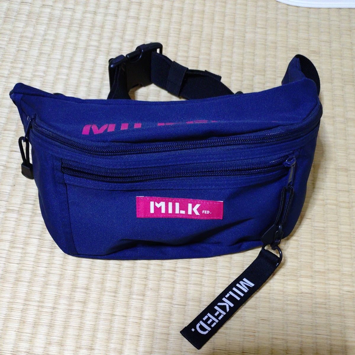 MILKFED. 牛奶喂养 腰包 身体包 海军蓝 粉色标志