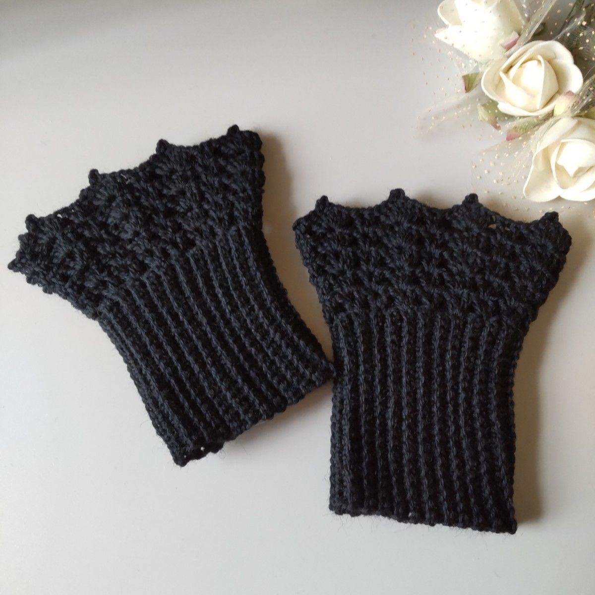 Hand-knitted, girly wrist warmers with picots, made of wool.