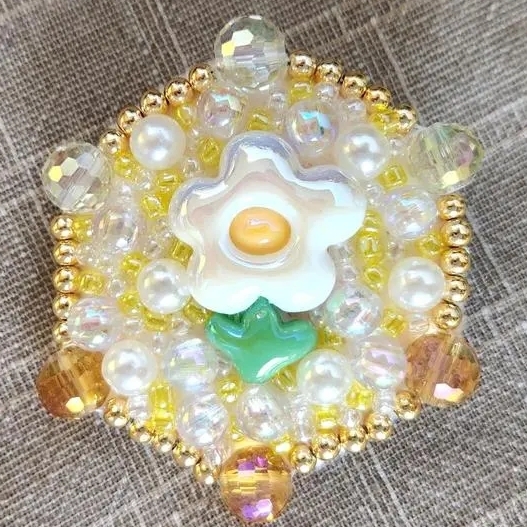 花珠胸针白色