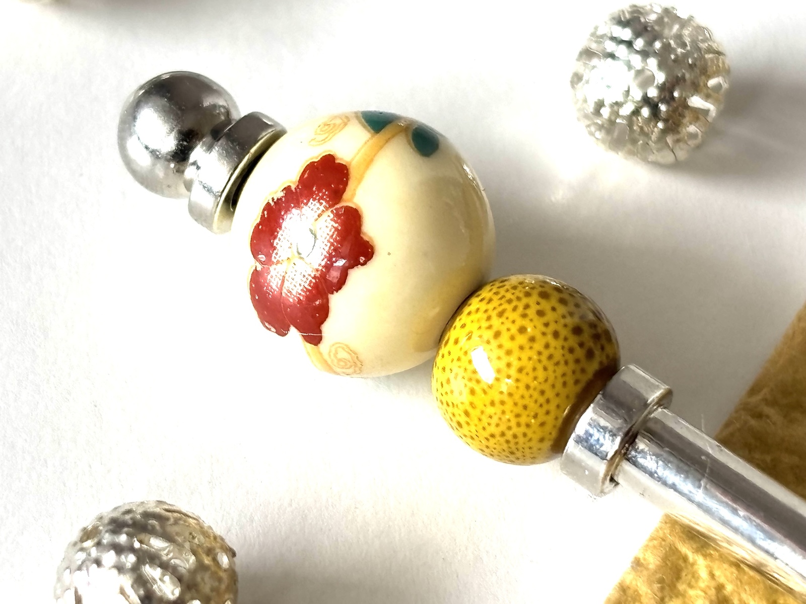簪茶花的陶器珠黄色一根插一根簪白瓷花红冬春亚洲和风和小物和杂货浴衣和服和服和服奶油色冬花春花瓷器平时使用简单成人