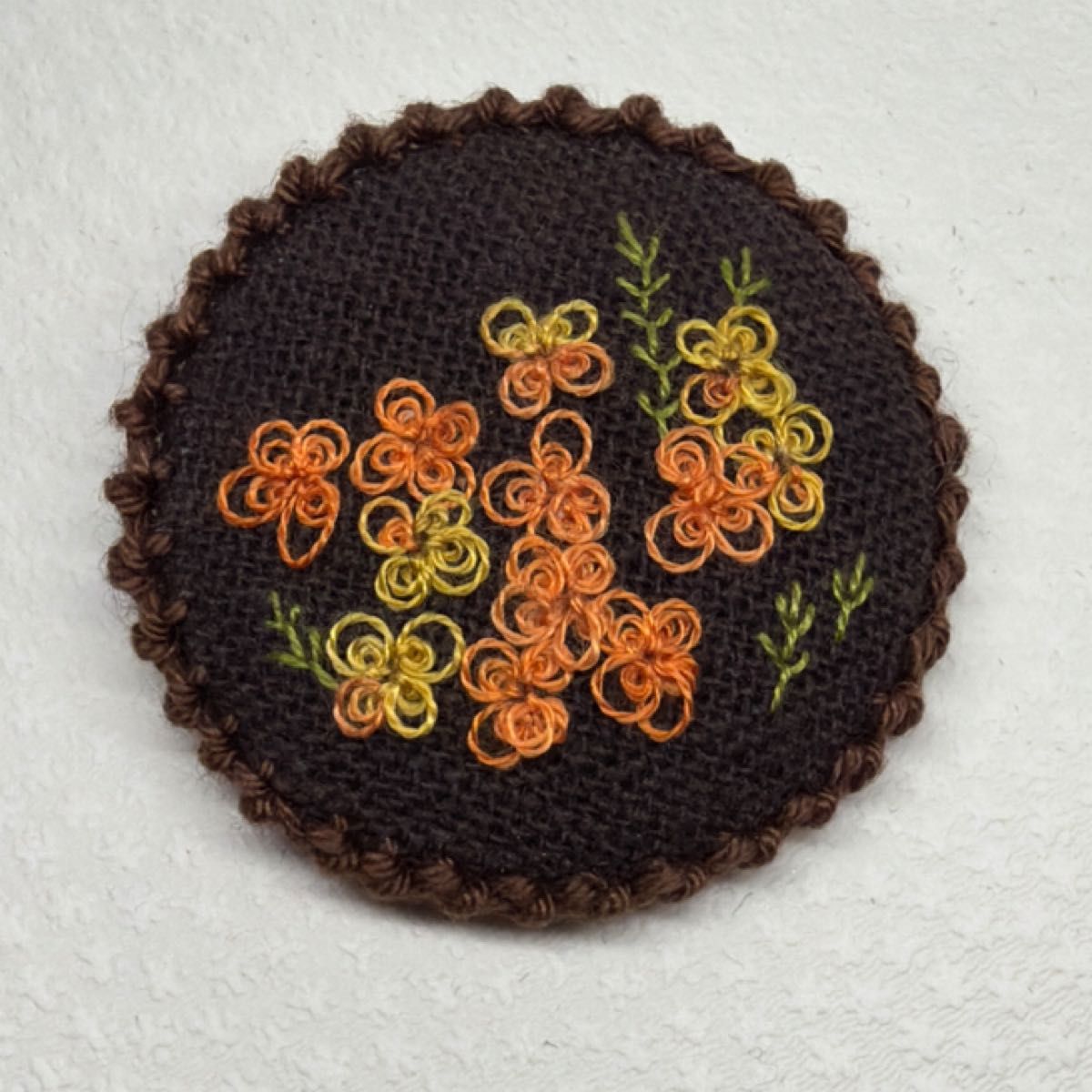 刺繍ブローチ277 オリジナル ハンドメイド 縁取り有り くるみボタン 手刺繍
