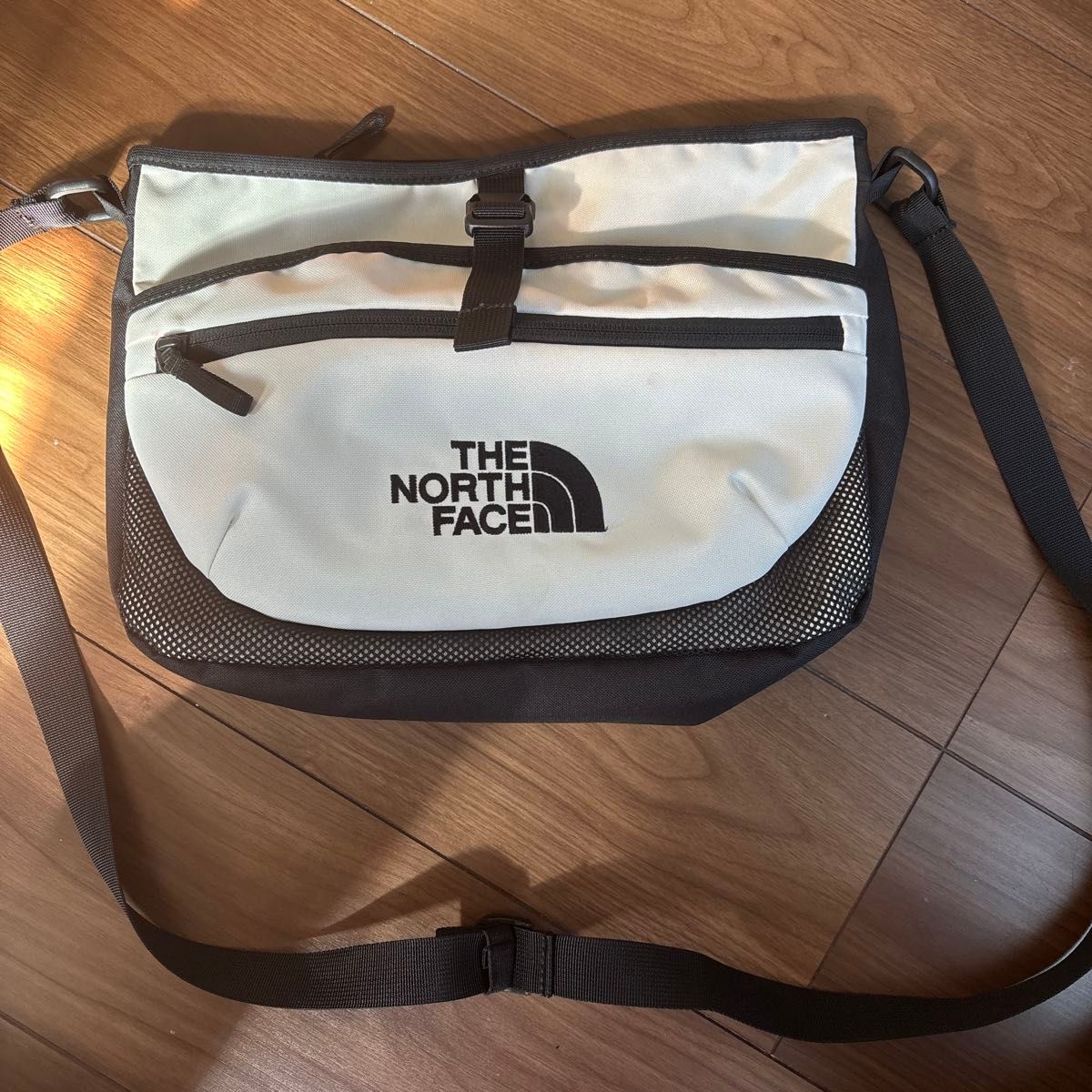THE NORTH FACE 诺斯费斯 单肩包 白×黑