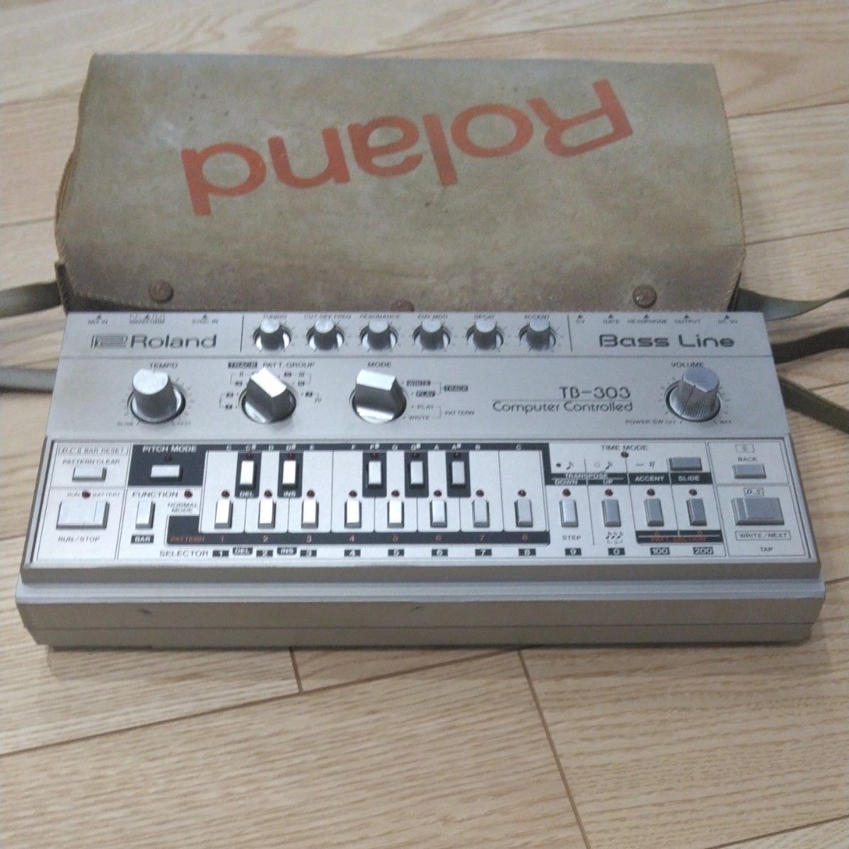 Roland TB-303 Bass Line 合成器 带专用箱 箱体有明显损坏 未测试工作状态