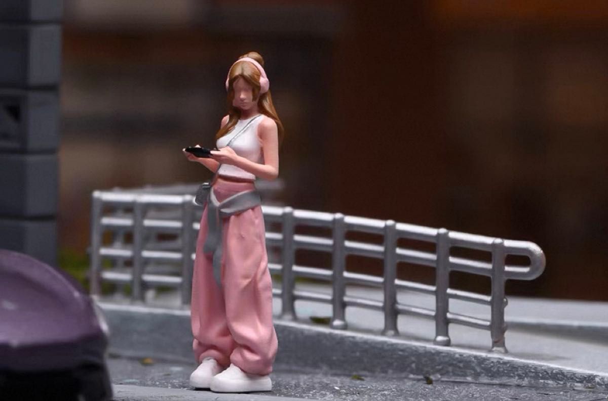 1/64 Female Figure Miniature for Dioramas Painted Pink Pants